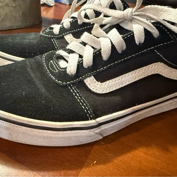 Youth 6 Vans Classic Black and White Low-Tops - Picture 3 of 9